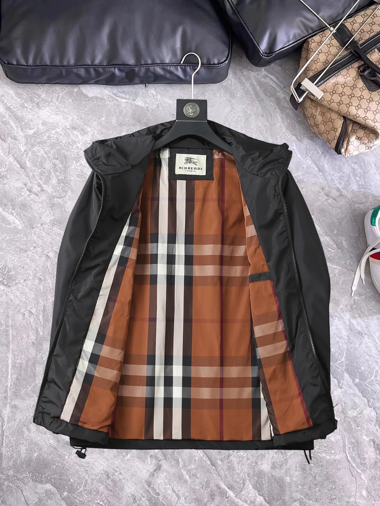 Burberry 2026 Autumn New Arrival jacket, new show product‼ The product is in perfect condition, comfortable and warm, with three standard colors and full and attractive colors. The very outstanding design easily enhances the sense of fashion. The workmanship is extremely sophisticated and rigorous, and the wiring is neat and meticulous! A masterpiece from a famous designer! The upper body does not look bloated and is super handsome! In Stock Sizes：M～XXXL